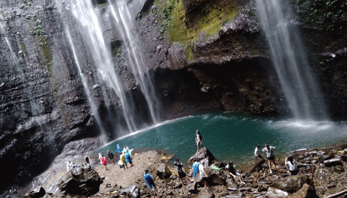 tempat wisata sekitar gunung bromo Air Terjun Madakaripura