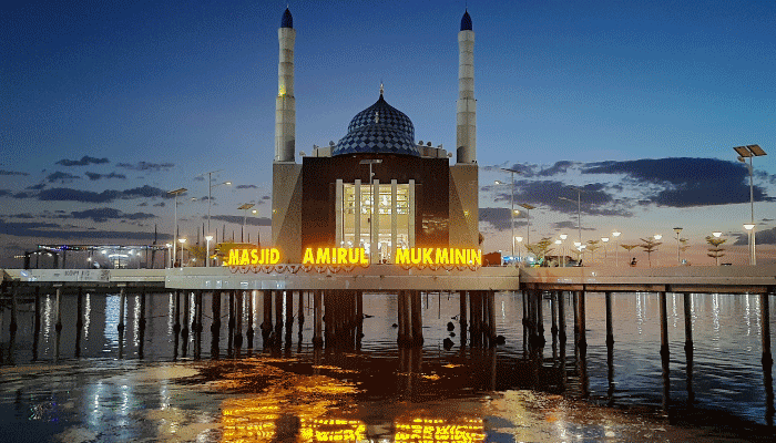 Masjid Terapung Amirul Mukminin