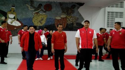 Jokowi main bola