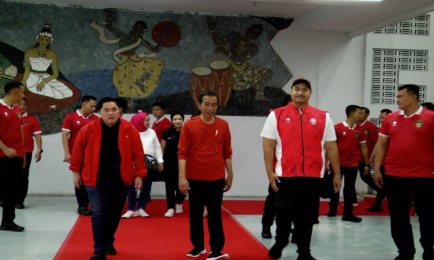 Jokowi main bola