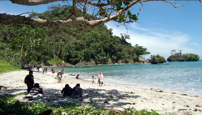 Daya Tarik Pantai Pandan yang Penuh Pesona