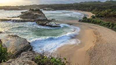 Deretan Fasilitas dan Penginapan Recommended Di Pantai Klayar Pacitan
