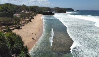 Pantai Watu Kodok: Fasilitas, Tiket Masuk dan Daya Tariknya