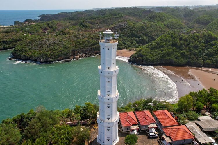 Pemandangan mercusuar di pantai baron jogja