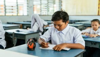 Disdik Sulsel Beri 12.000 Seragam SMA untuk Memberantas Kemiskinan