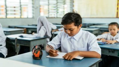 Disdik Sulsel Beri 12.000 Seragam SMA untuk Memberantas Kemiskinan