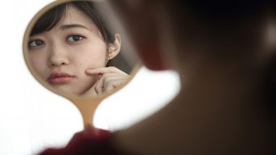 6 Cara Menghilangkan Bintik Hitam di Wajah dengan Bahan Alami