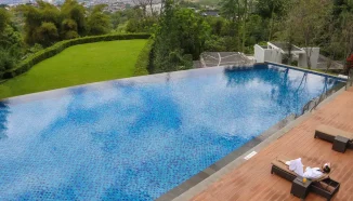 9 Terbaik Hotel di Bandung dengan Kolam Renang Air Hangat