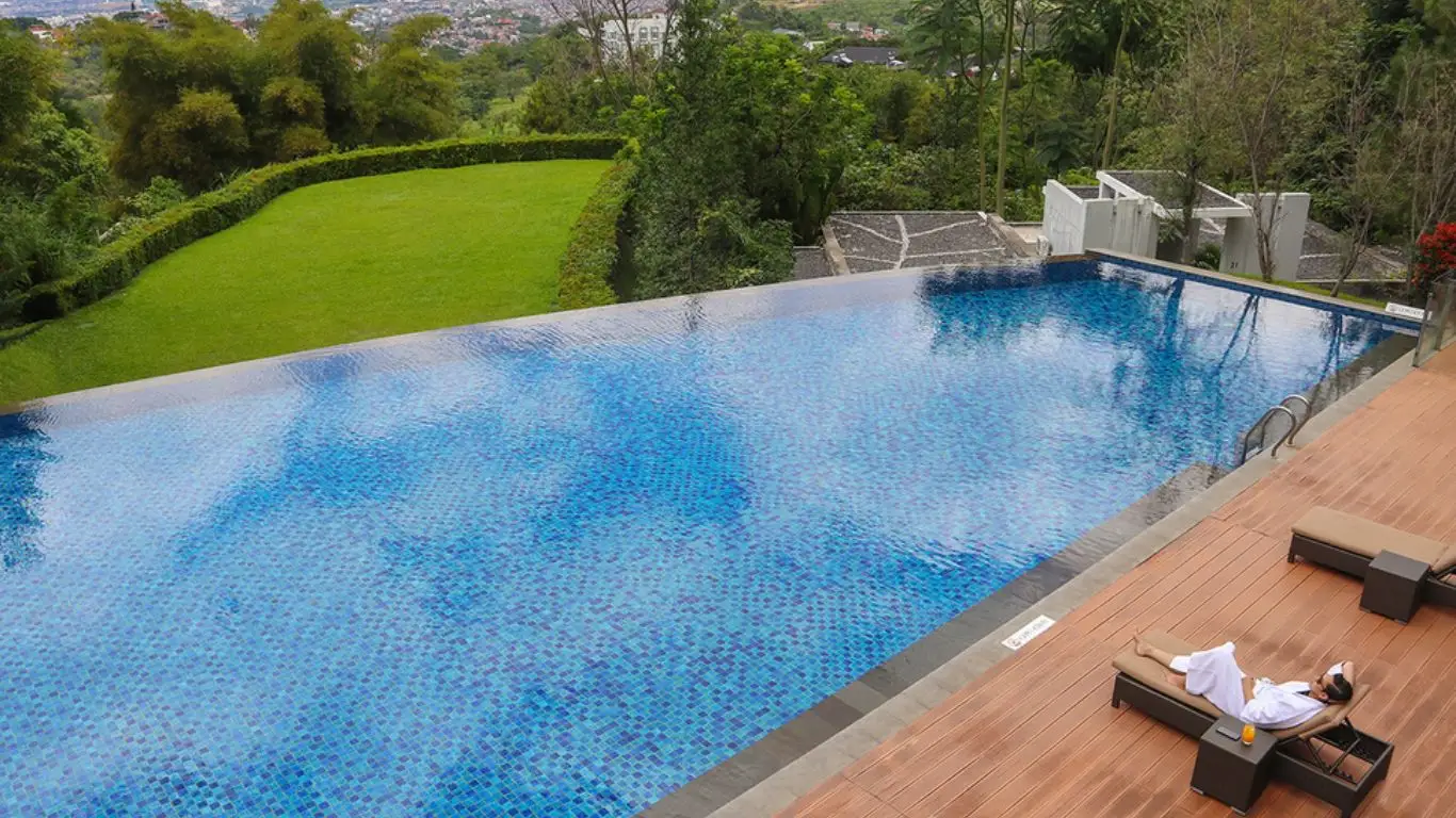 Hotel di Bandung dengan Kolam Renang Air Hangat