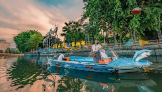 Tips Berfoto dengan Latar Belakang Indah di Perahu Kalimas