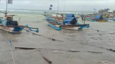gelombang tinggi hantam tiga perairan