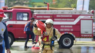 Banjir Pujian Warganet, Gaji Damkar Bikin Meringis