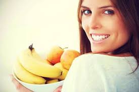 Mengkonsumsi Buah Pisang