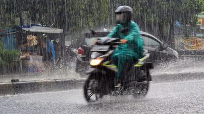 Tips Berkendara Saat Musim Penghujan