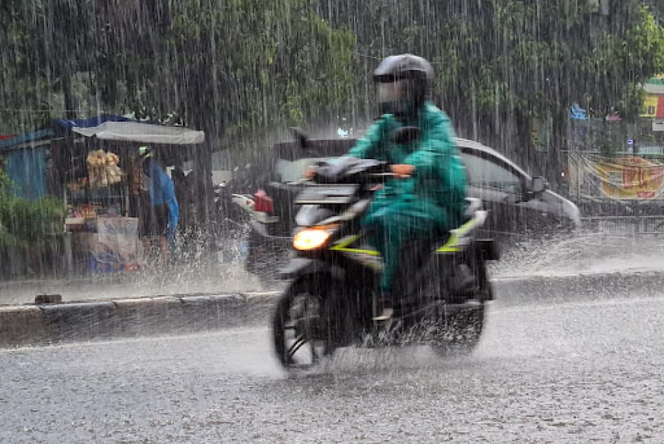 Tips Berkendara Saat Musim Penghujan