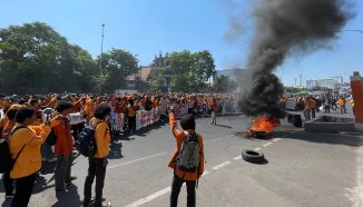 Demo Mahasiswa UNM Masih Berlangsung Hingga Malam Ini