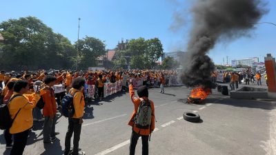 Demo Mahasiswa UNM Masih Berlangsung Hingga Malam Ini