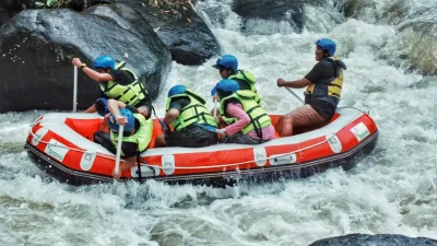Arung Jeram Timbukar, Tempat Wisata di Manado yang Lagi Trend Tahun 2025 yang menawarkan petualangan seru menyusuri sungai berarus deras