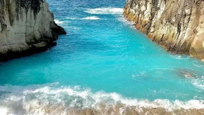 Pantai Patokan, Tempat Wisata di Manado yang Lagi Trend Tahun 2025 dengan pemandangan pasir putih dan laut jernih cocok untuk piknik keluarga