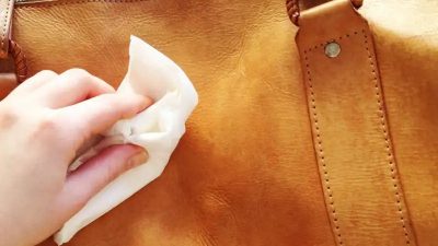 cara menghilangkan noda di tas kulit