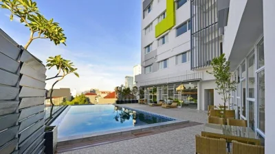 hotel dekat pantai losari yang ada kolam renang