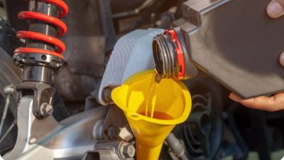 Apa Kegunaan Oli Shock Absorber? Stabilkan Kendaraan Anda!