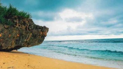 Wisata Pantai Latu Lawang: HTM, Rute, dan Fasilitas