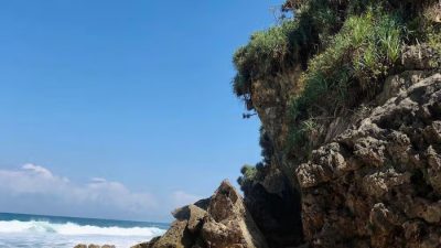 Wisata Pantai Latu Lawang: HTM, Rute, dan Fasilitas