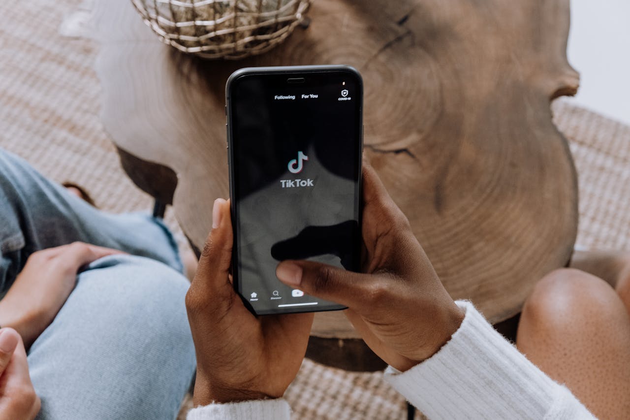 Ilustrasi cara buat video TikTok dengan lima langkah mudah (Sumber: Pexels/ cottonbro studio)