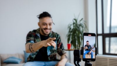 Ilustrasi 5 Cara Mendapatkan Saldo di TikTok, seperti siaran langsung. (sumber: Pexels/ Ron Lach)