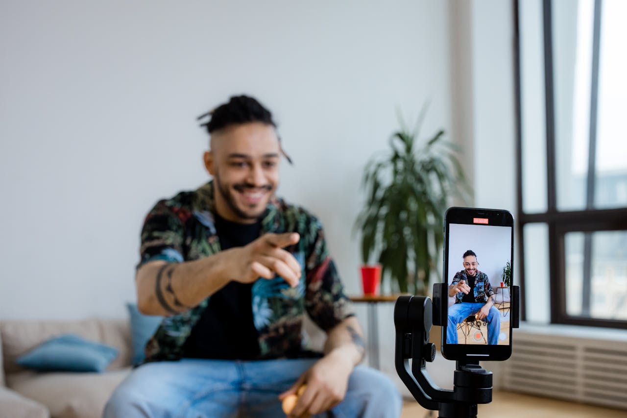 Ilustrasi 5 Cara Mendapatkan Saldo di TikTok, seperti siaran langsung. (sumber: Pexels/ Ron Lach)