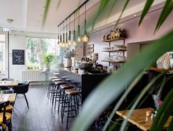 Inspirasi Desain Cafe Pinggir Jalan yang Estetik dan Cozy