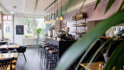 Inspirasi Desain Cafe Pinggir Jalan yang Estetik dan Cozy
