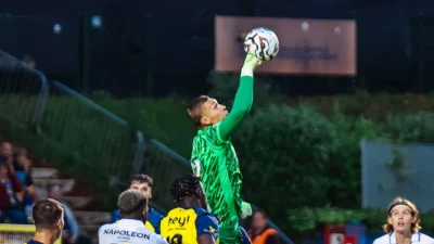 Kiper Tertinggi di Dunia yang Masih Aktif, Postur 2 M Lebih
