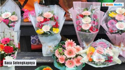 Kartu Ucapan Wisuda di Buket Bunga: Punya Kegunaan dan Makna Tersendiri 