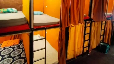 8 Penginapan Dekat Stasiun Gubeng Murah Tapi Fasilitas Oke