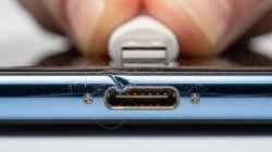 6 Cara Mengatasi HP Tidak Bisa Cas Akibat Port Charger Longgar